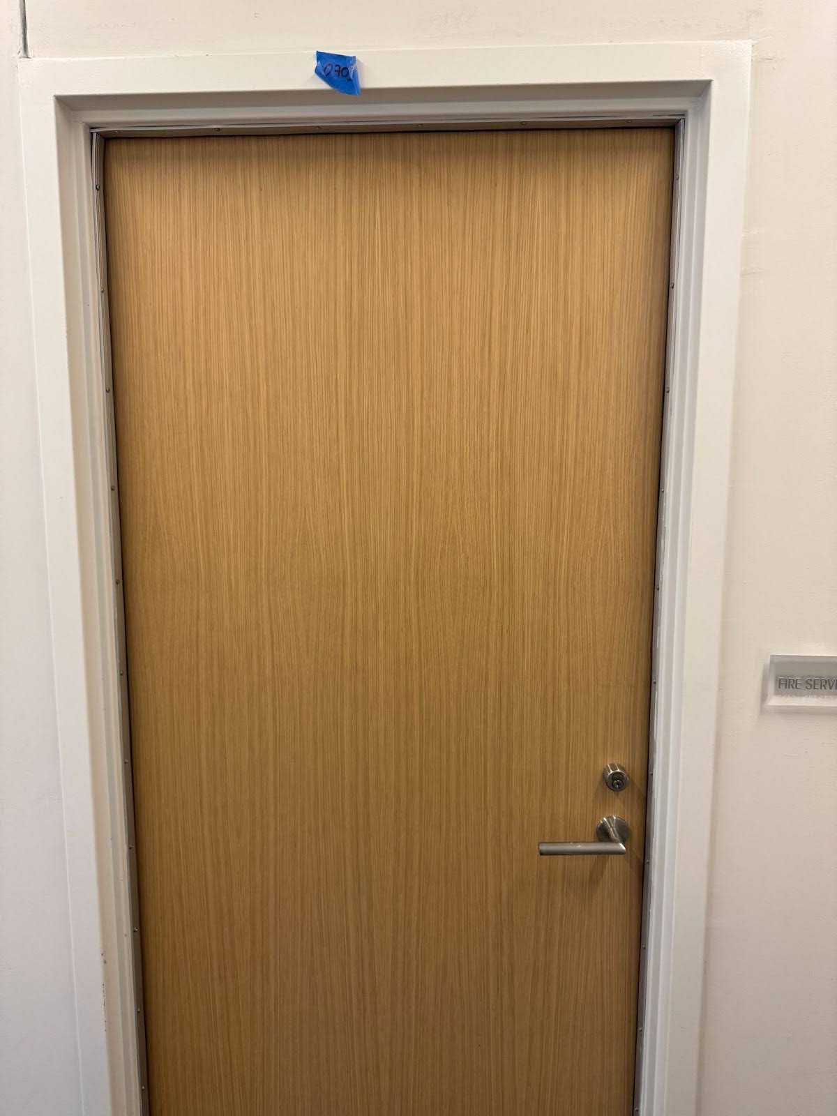 Plastic laminate with wood grain texture